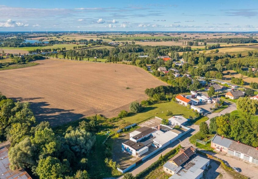 Czernin, hala pod produkcję żywności wraz z domem.
