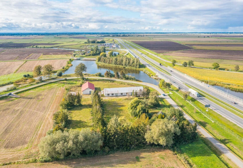 Działka z halami blisko trasy S7 obok Nowego Dworu