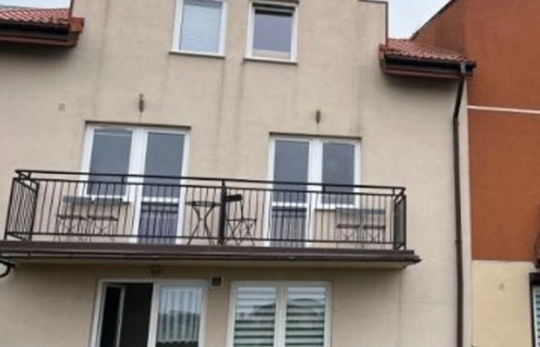 DOM Z 4 NIEZALEŻNYMI APARTAMENTAMI