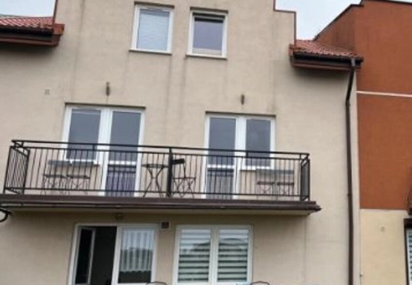 DOM Z 4 NIEZALEŻNYMI APARTAMENTAMI