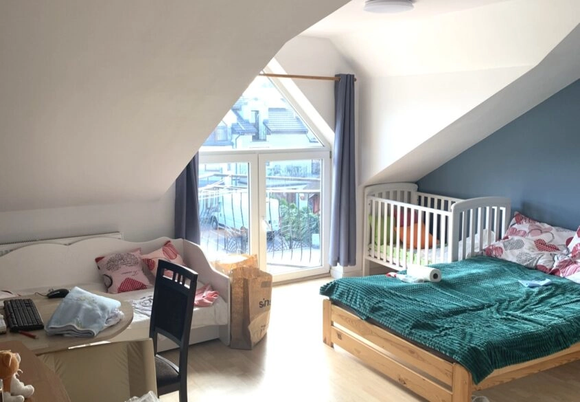 DOM Z 4 NIEZALEŻNYMI APARTAMENTAMI