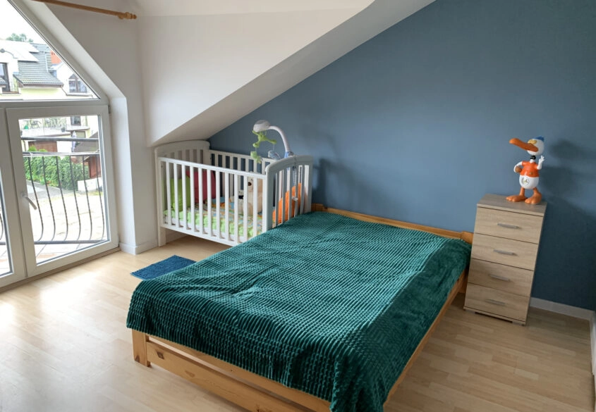 DOM Z 4 NIEZALEŻNYMI APARTAMENTAMI