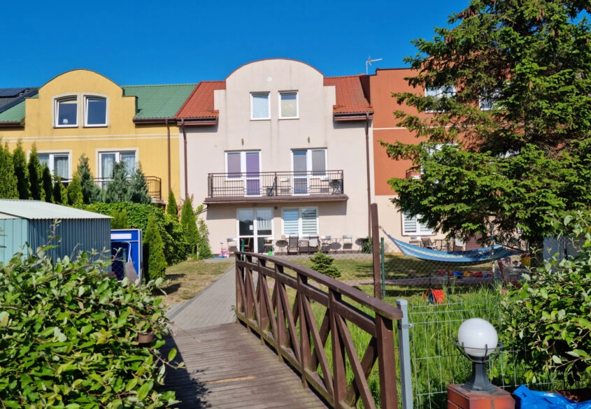 DOM Z 4 NIEZALEŻNYMI APARTAMENTAMI