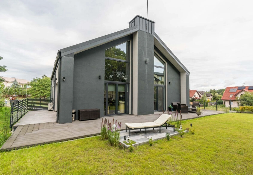 Nowoczesny dom niedaleko morza, wysoki salon