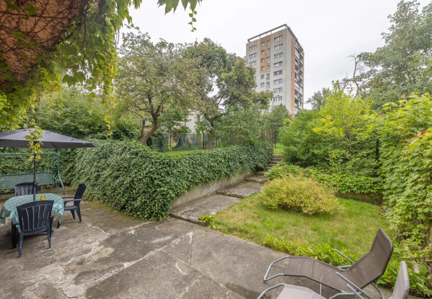 Dom z pokojami na wynajem i dużą działką na 2 dom