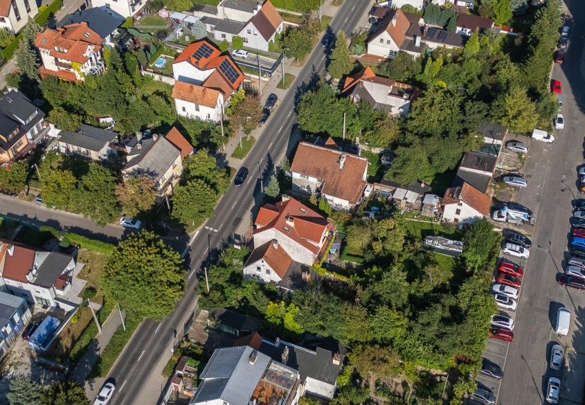 Dom z pokojami na wynajem i dużą działką na 2 dom