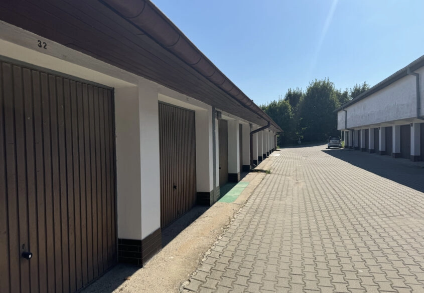 Garaż w zabudowie szeregowej z Antresolą | Hoene
