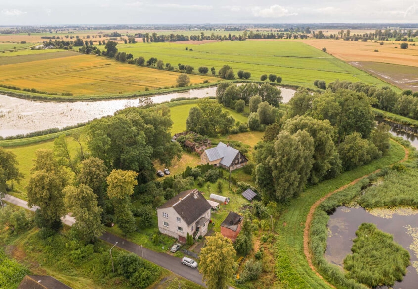 Dom na działce z 40 metrową linią brzegową rzeki
