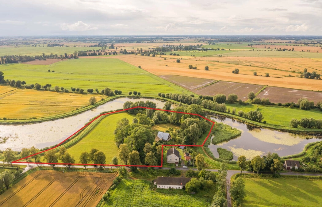 Działka z domem  z 40 metrową linią brzegową rzeki