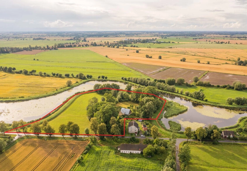 Działka z domem  z 40 metrową linią brzegową rzeki
