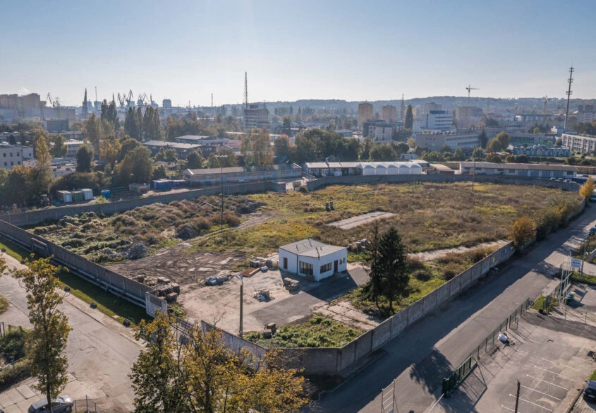 Duża ogrodzona działka w centrum miasta+ budynek