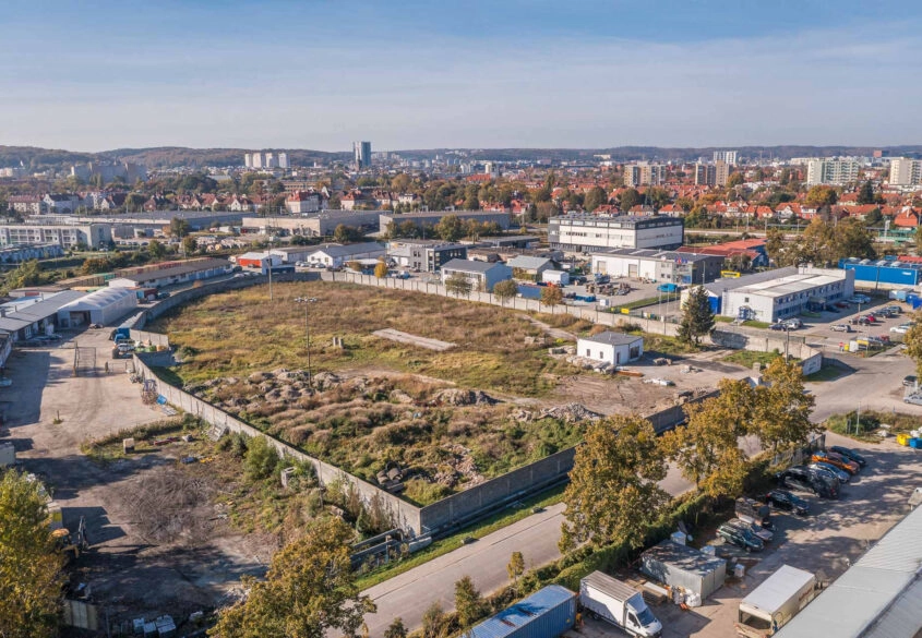 Duża ogrodzona działka w centrum miasta+ budynek