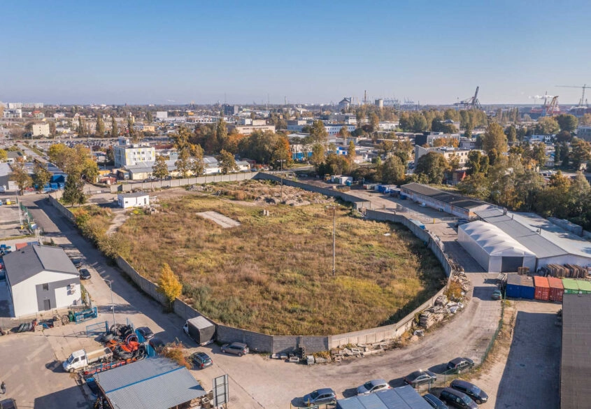 Duża ogrodzona działka w centrum miasta+ budynek