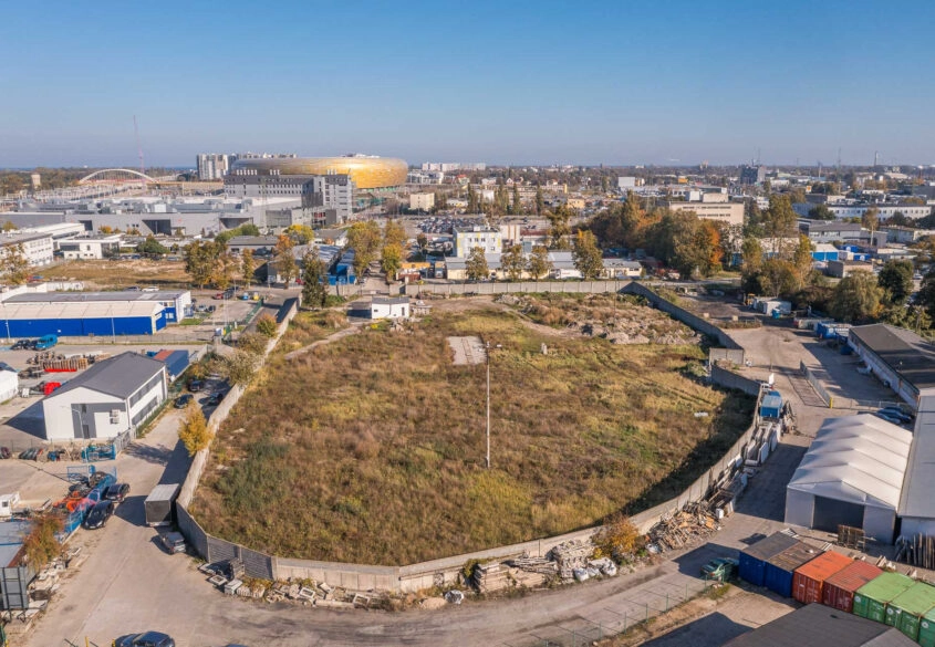 Duża ogrodzona działka w centrum miasta+ budynek