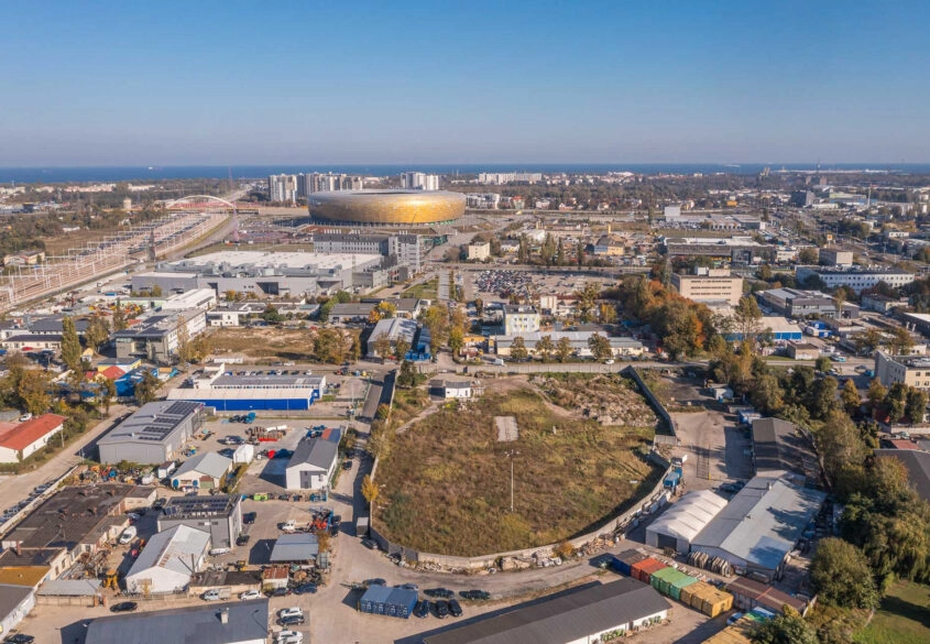 Duża ogrodzona działka w centrum miasta+ budynek