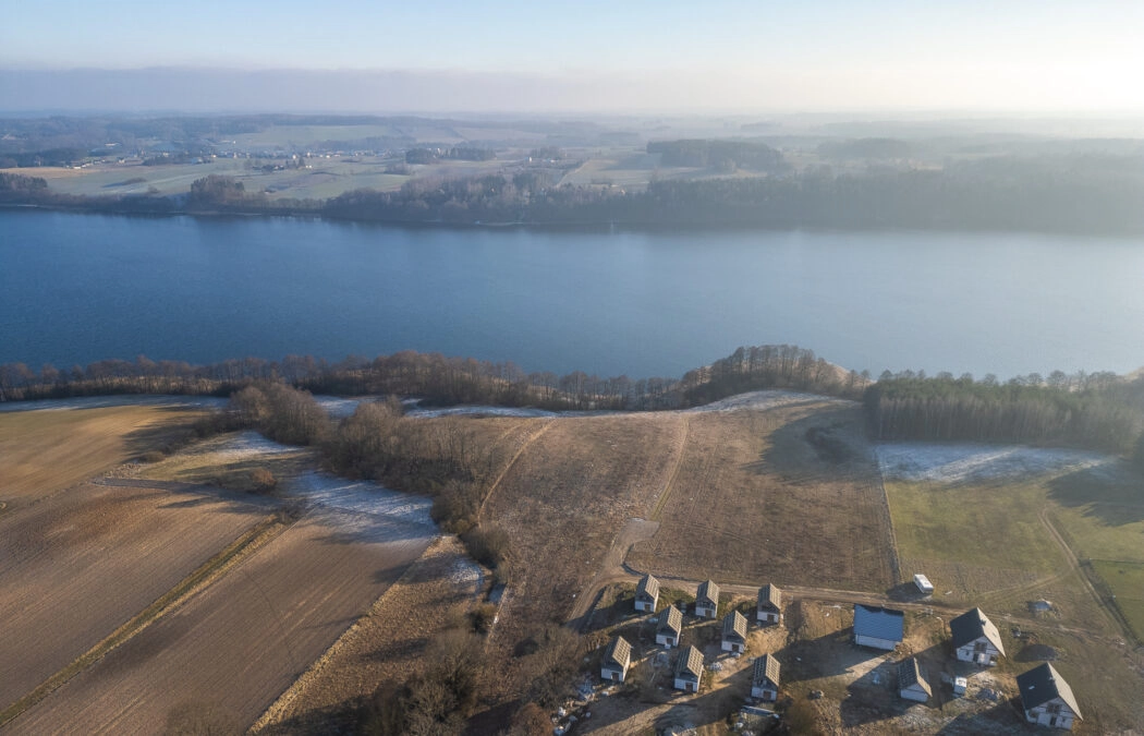 Działka z linią brzegową jeziora