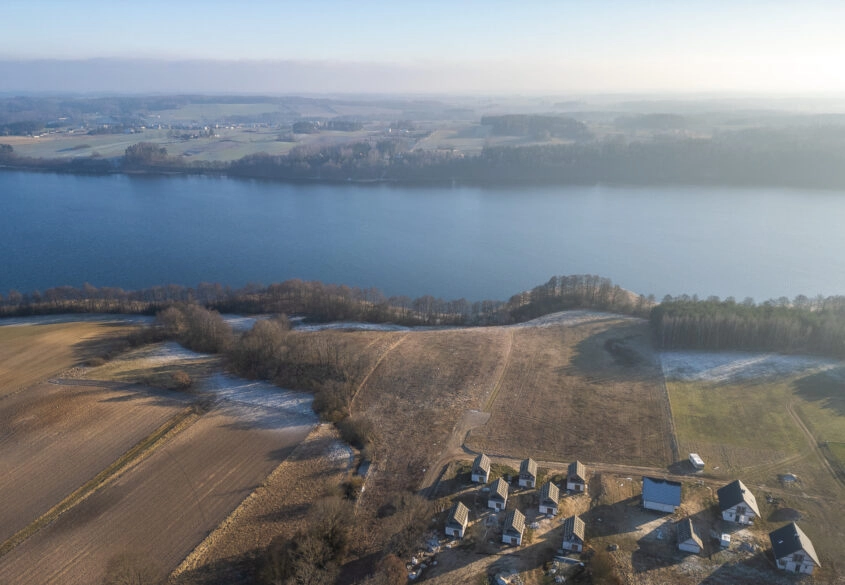Działka z linią brzegową jeziora