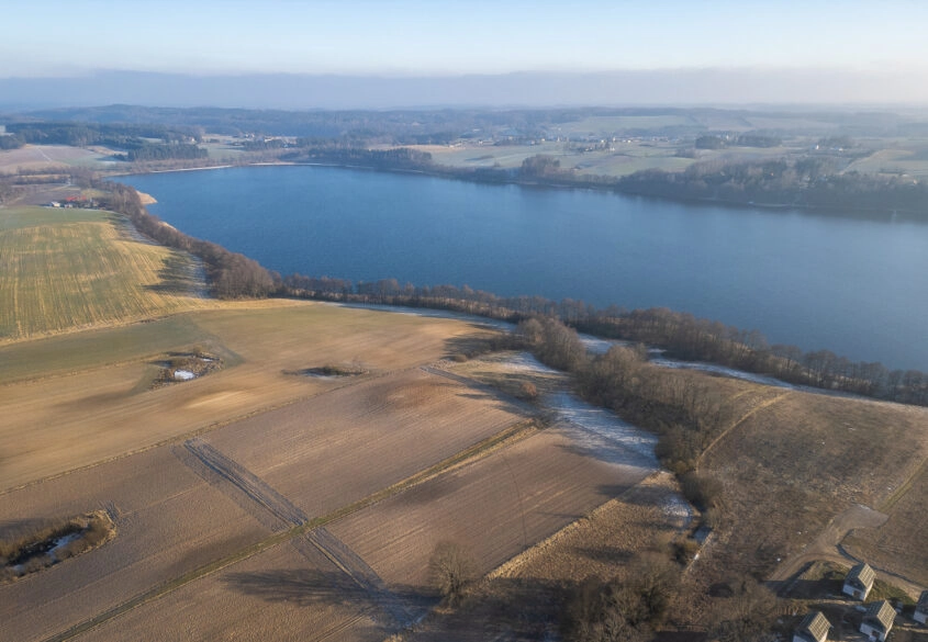 Działka z linią brzegową jeziora