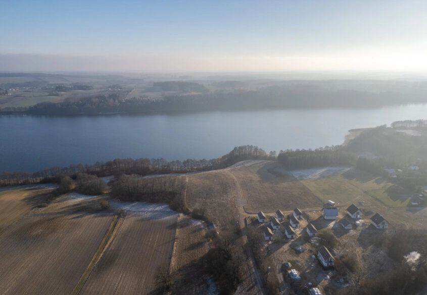 Działka z linią brzegową jeziora