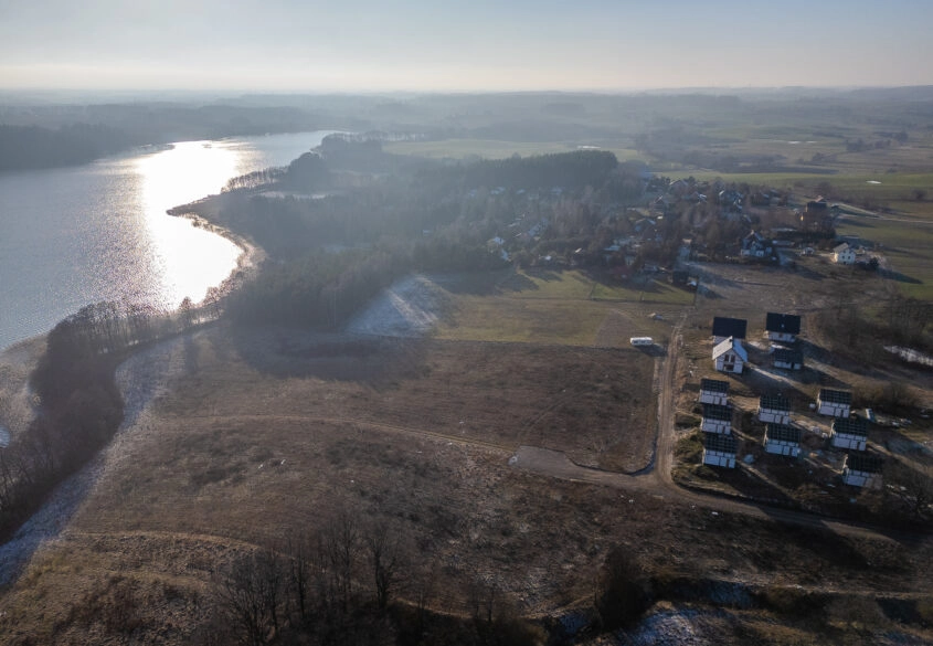 Działka z linią brzegową jeziora