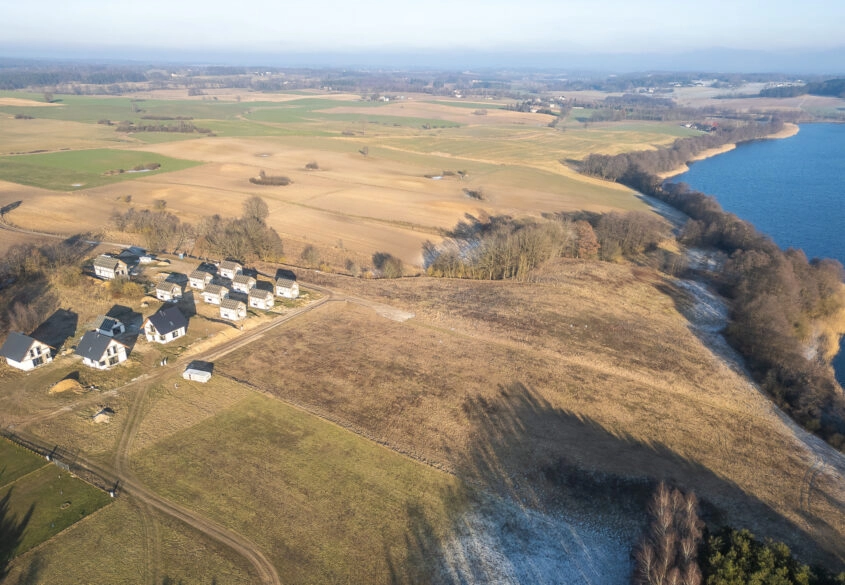 Działka z linią brzegową jeziora