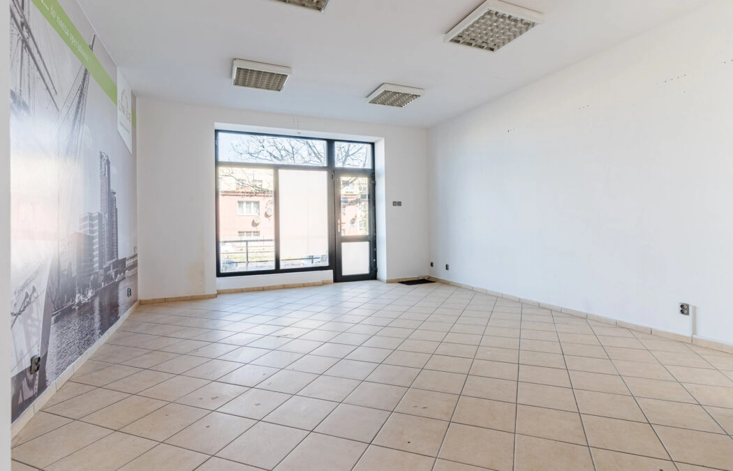 Lokal z witryną na parterze, ul. Morska duży ruch.