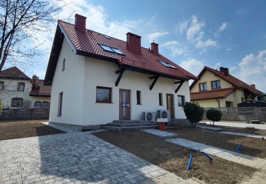 Dom z ogródkiem w zabudowie bliźniaczej