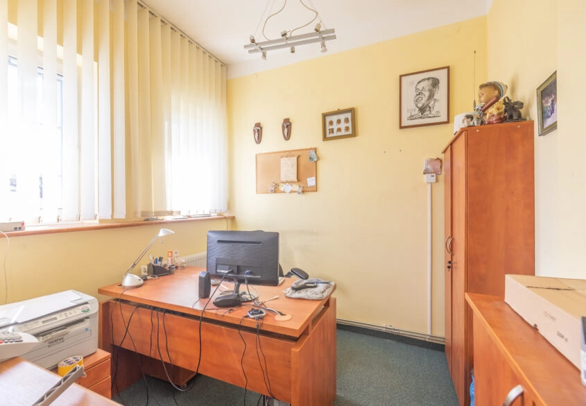 Na sprzedaż hala, magazyn, biura.