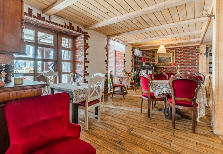 Kultowy lokal w Łebie – gastronomia + hotel