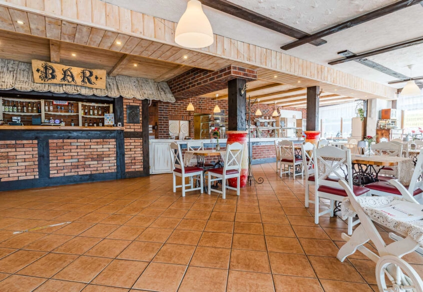 Kultowy lokal w Łebie – gastronomia + hotel