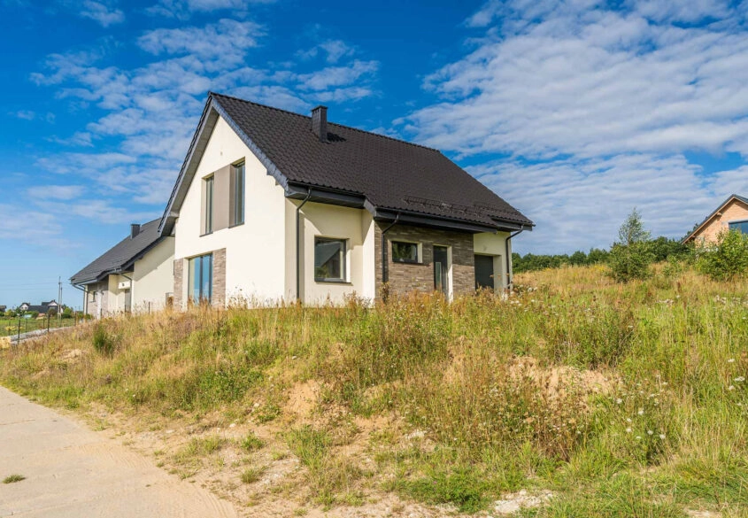 Dom wolnostojący blisko lasu i jeziora