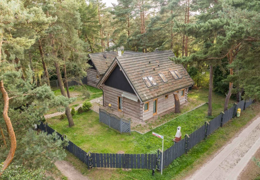 Dwa klimatyczne i urocze domy z bali świerkowej