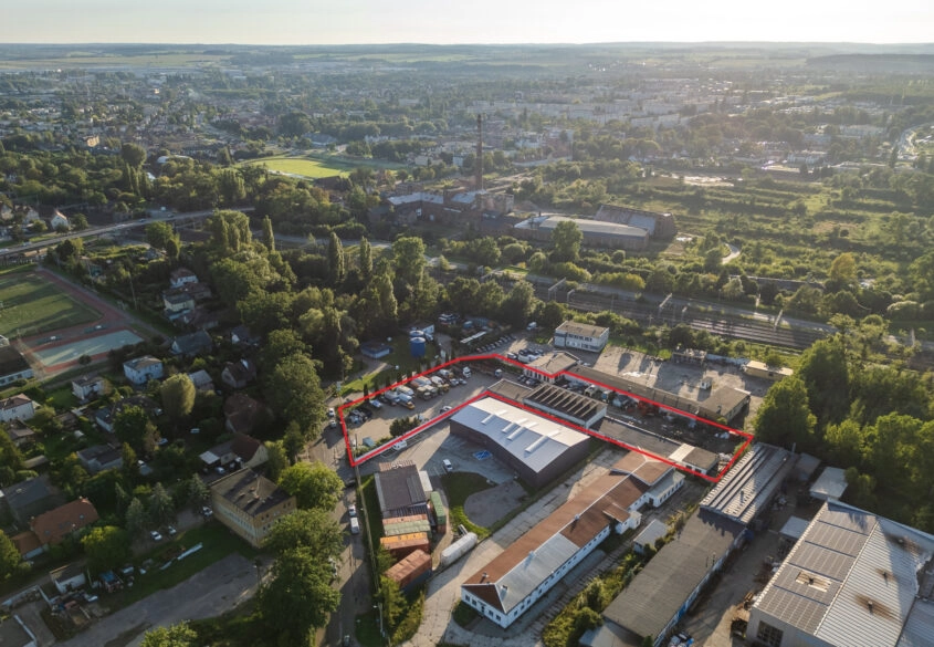 Działka przemysłowa z budynkami i dużym parkingiem