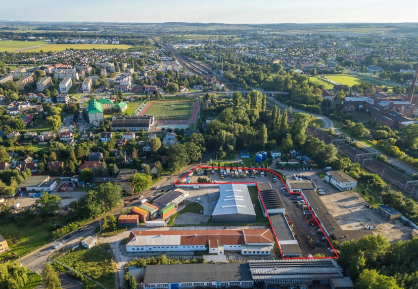 Działka przemysłowa z budynkami i dużym parkingiem