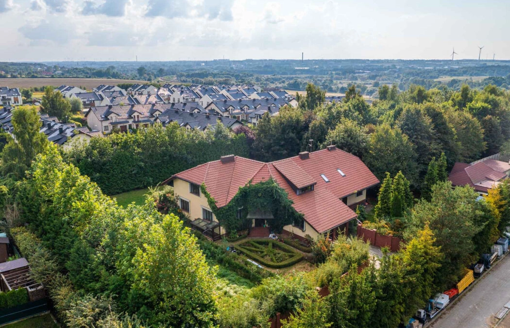 Duży dom (dwie rodziny), działka prawie 8.000 m2