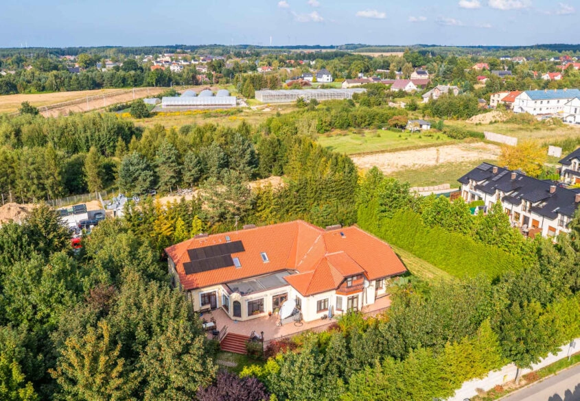 Duży dom (dwie rodziny), działka prawie 8.000 m2