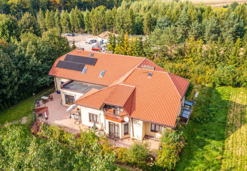 Duży dom (dwie rodziny), działka prawie 8.000 m2