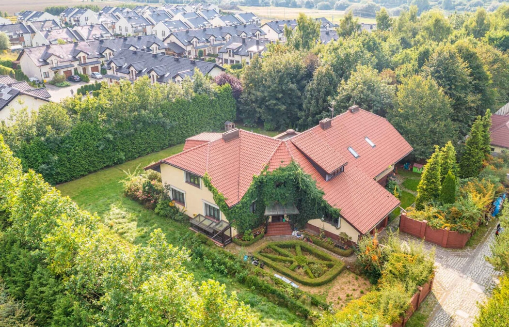 Duży dom (dwie rodziny), działka prawie 8.000 m2