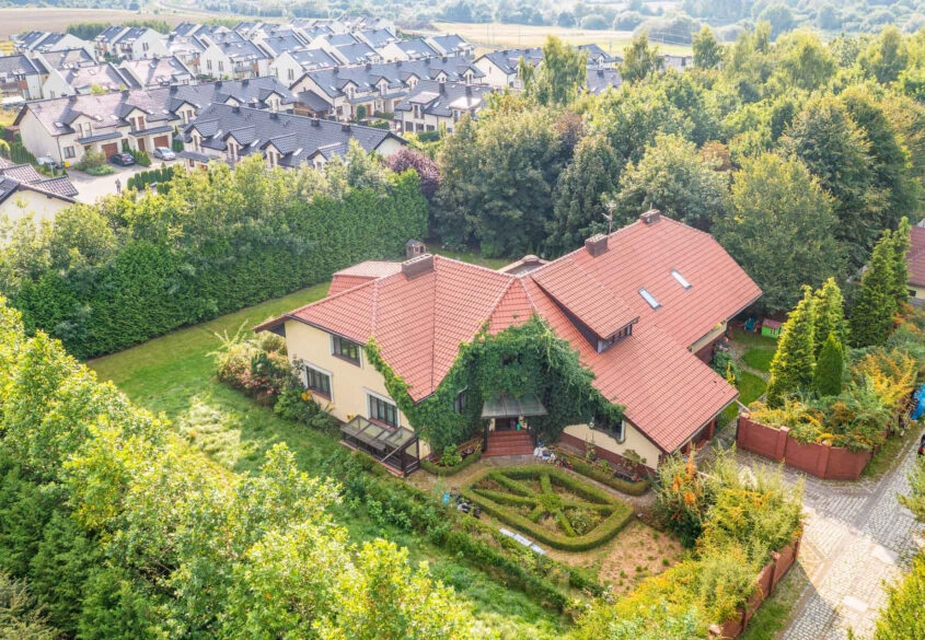 Duży dom (dwie rodziny), działka prawie 8.000 m2