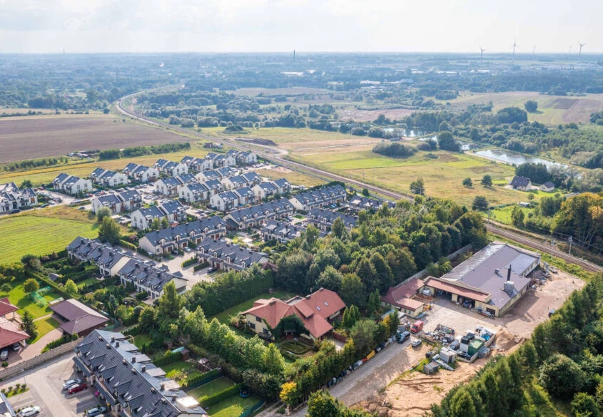 Duży dom (dwie rodziny), działka prawie 8.000 m2
