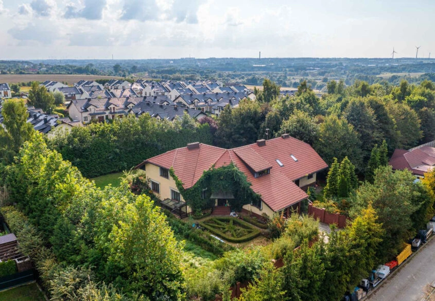 Duży dom (dwie rodziny), działka prawie 8.000 m2