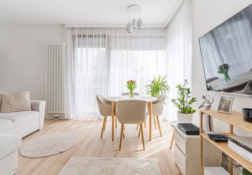 Słoneczny apartament z tarasem 900 metrów od plaży