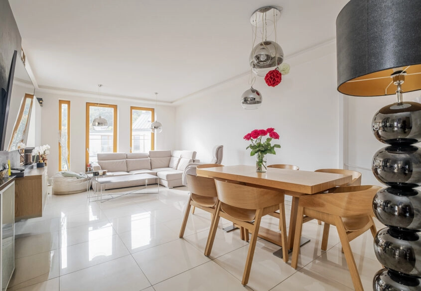 3 pokoje z balkonem, 3 miejscami w hali i komórką!