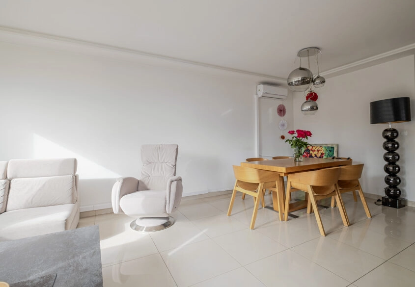 3 pokoje z balkonem, 3 miejscami w hali i komórką!