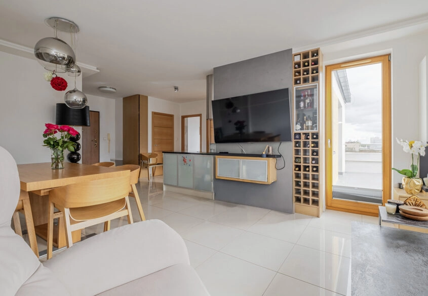 3 pokoje z balkonem, 3 miejscami w hali i komórką!