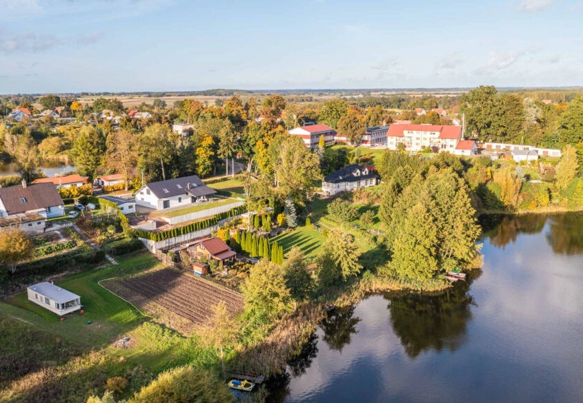 Działka w pierwszej linii od jeziora.Piękny widok.