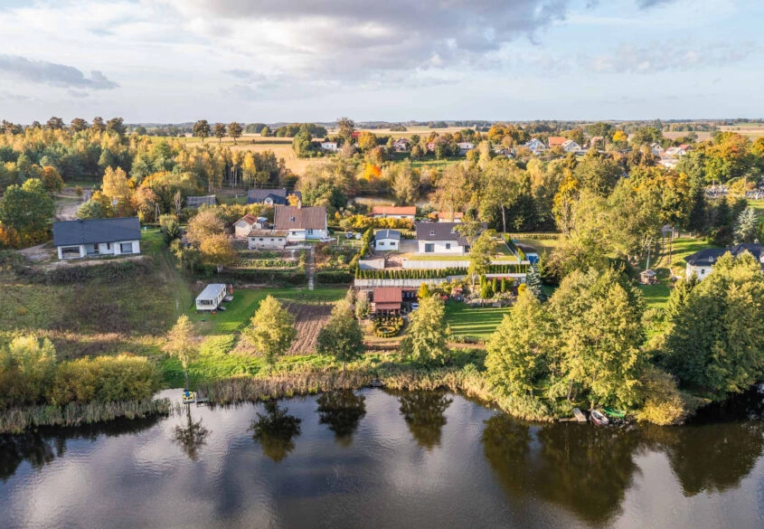 Działka w pierwszej linii od jeziora.Piękny widok.