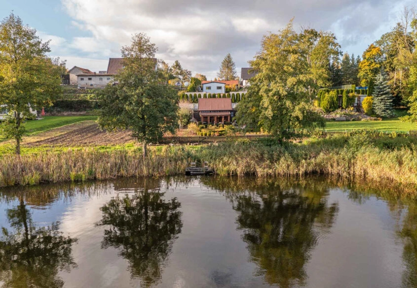 Działka w pierwszej linii od jeziora.Piękny widok.