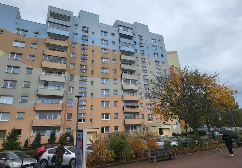 Trzy pokoje z dużym balkonem typu loggia ZASPA