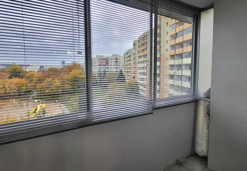 Trzy pokoje z dużym balkonem typu loggia ZASPA